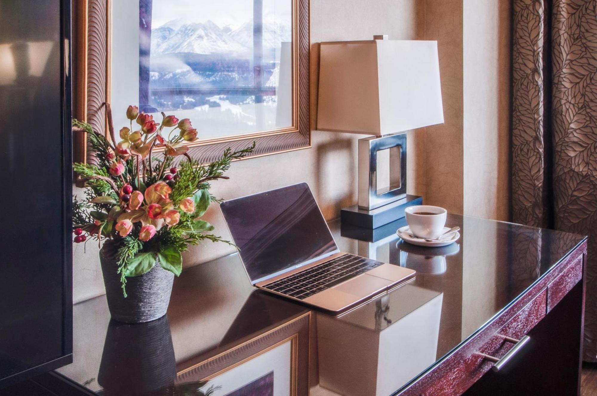 The Rimrock Resort Hotel Банф Экстерьер фото